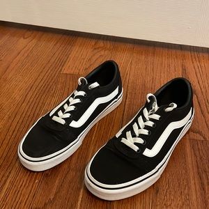Woman’s vans ward skate shoes